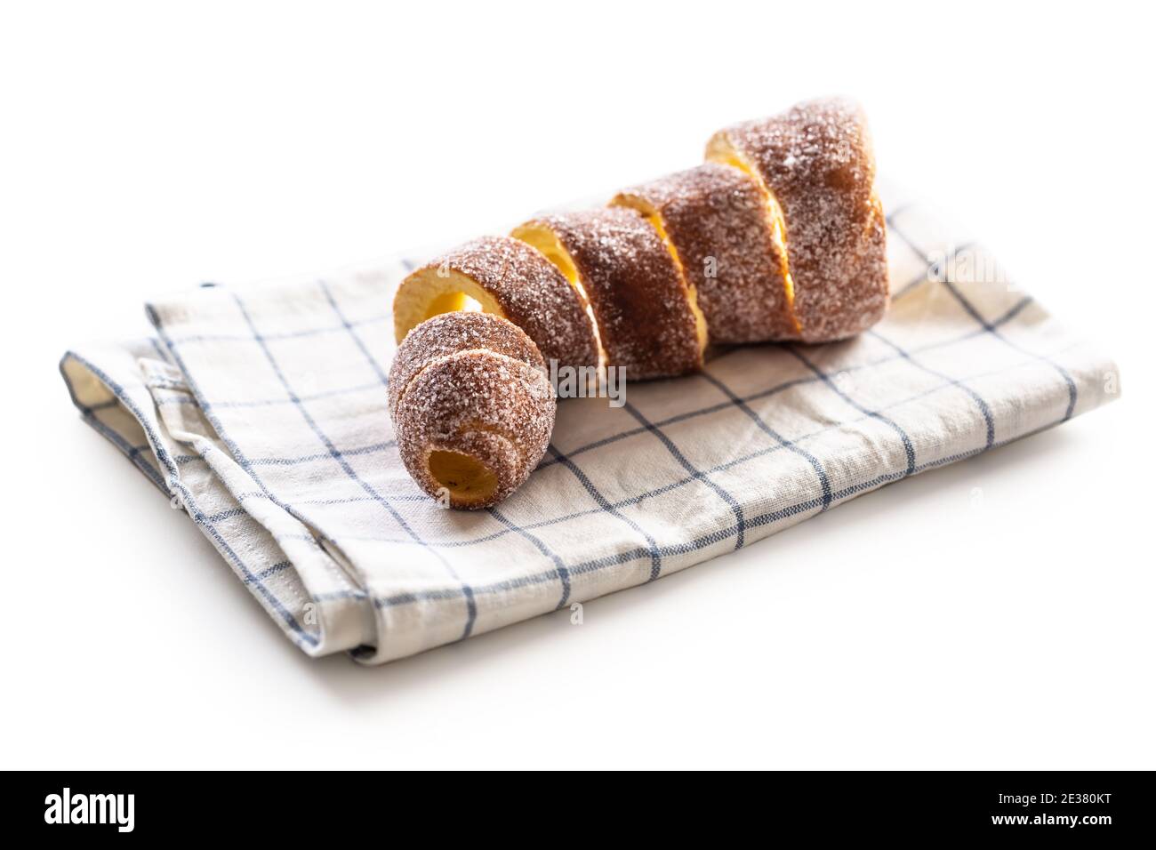 Trdelnik ceco con cannella e vaniglia isolati su sfondo bianco Foto Stock