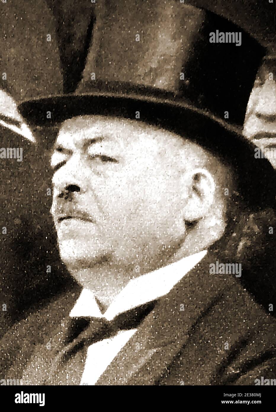 Un ritratto stampa del 1919 di Friedrich Ebert (1871-1925) , 1° presidente della Repubblica tedesca sotto la costituzione della Repubblica di Weimar in un cappellino. Era un politico tedesco moderato del Partito socialdemocratico di Germania (SPD) e servì dal 1919 fino alla sua morte in carica nel 1925. Le sue posizioni politiche/titoli includevano il Presidente del Reich tedesco, il Cancelliere del Reich tedesco (Repubblica di Weimar) e il primo Ministro della Prussia, era anche un redattore del socialista Bremer Bürgerzeitung ed era stato in precedenza un forestiero saddlemaker per commercio. Foto Stock