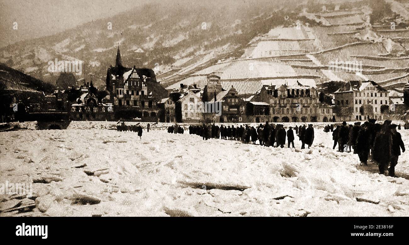 1919 - Esercito britannico di occupazione in Germania . - gente del posto che attraversa il fiume Reno ghiacciato. Ai tedeschi fu data una sorprendente libertà durante l'occupazione. Foto Stock
