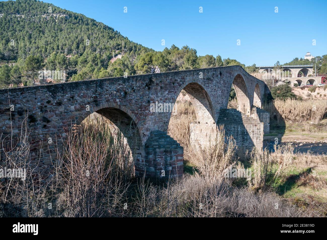 Vecchio ponte sul fiume Llobregat, costruire XV secolo, Castellbell i el Vilar, Catalogna, Spagna Foto Stock