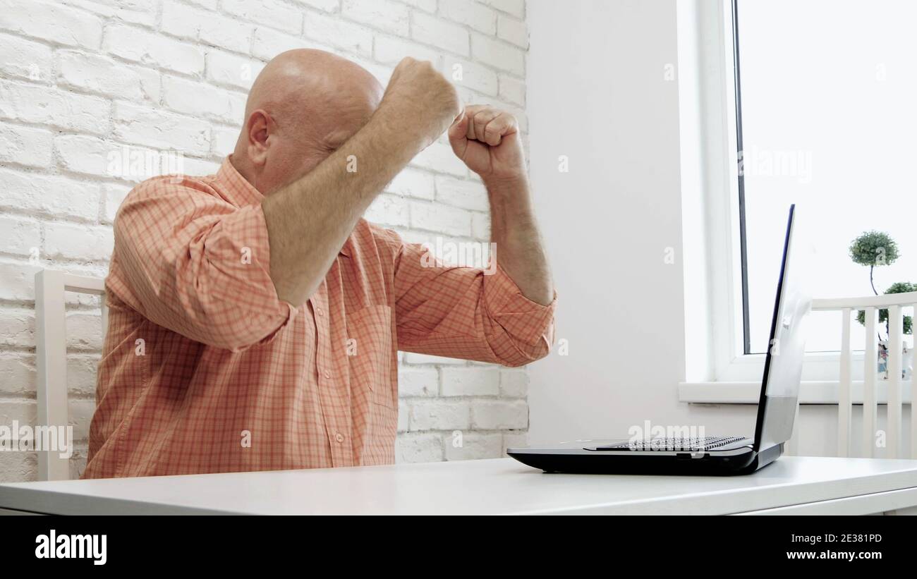 Immagine con un uomo d'affari sconvolto e deluso che utilizza un laptop Foto Stock