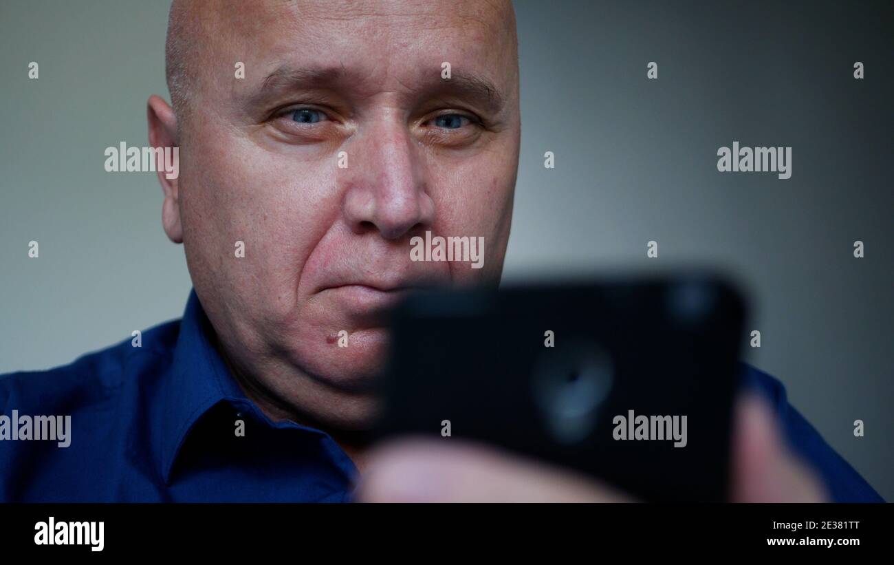 Uomo d'affari inviare un messaggio utilizzando un cellulare, una persona che accede ai social media Foto Stock