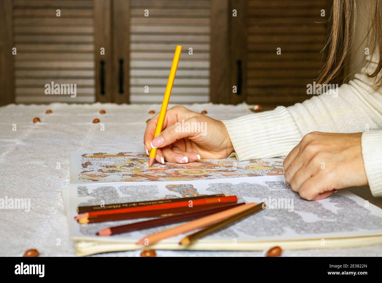 A una donna che colora il libro di colori Foto Stock