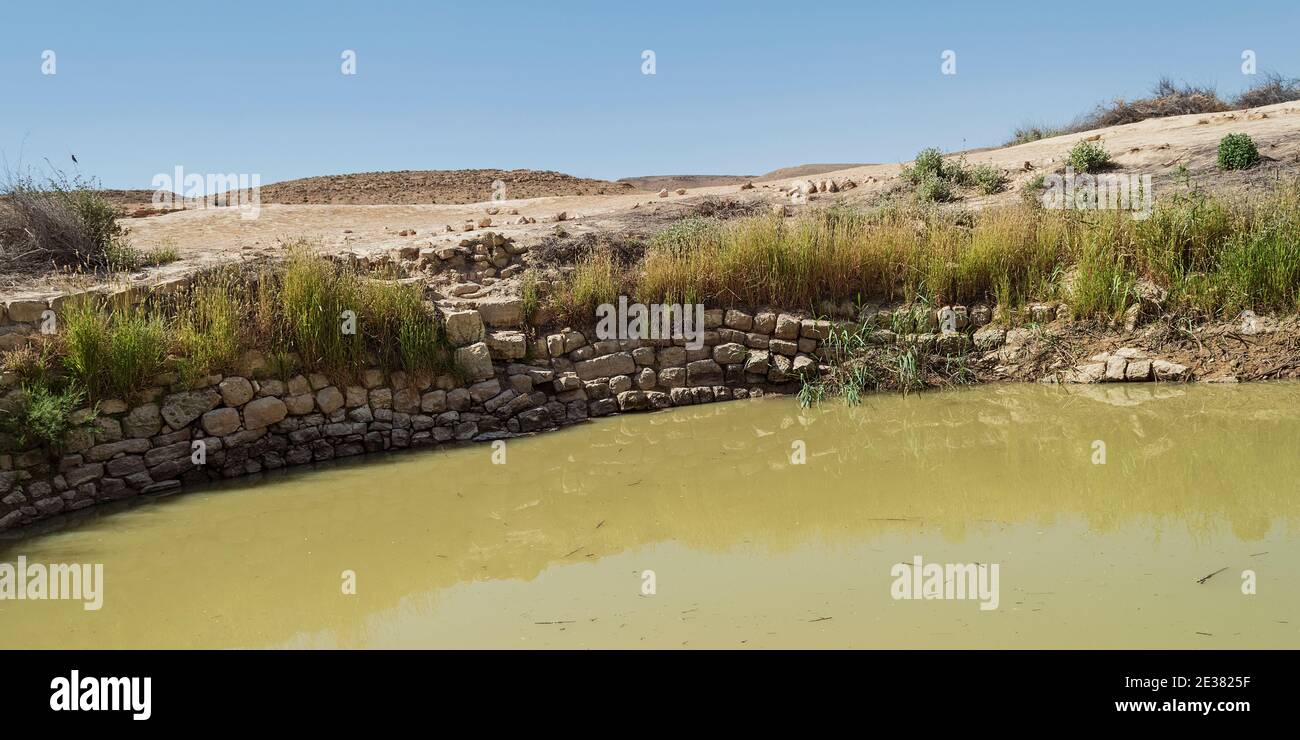 una sezione closeup della parete dell'età del ferro cisterna bor hemet vicino al cratere di makhtesh ramon in israele con cielo blu sullo sfondo Foto Stock
