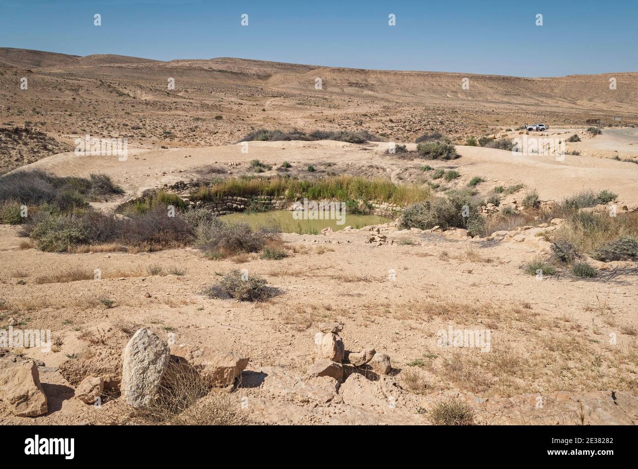 antica cisterna di ferro bor hemet negli altipiani di negev vicino all'estremità ovest del cratere di makhtesh ramon dentro israele con turisti e un cielo limpido Foto Stock