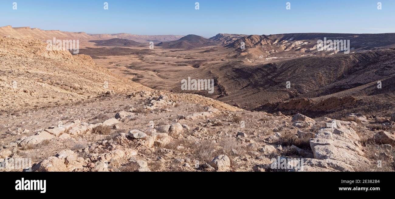 panorama del ramon karnei e il monte arod nel west end del cratere di makhtesh ramon dall'arod trascurare mostrando geologia molto diversa Foto Stock
