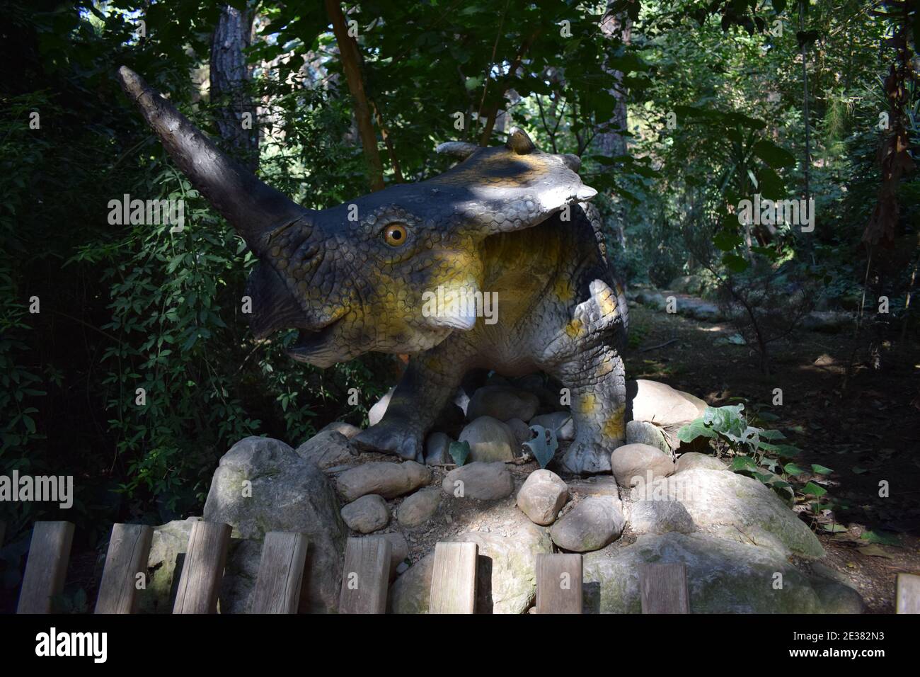 Statua di dinosauro nel parco forestale in natura per sfondo. Modello realistico di Monoclonio, Cretaceo, 74, milioni, anni, fa. Dinopark in Turchia, Foto Stock