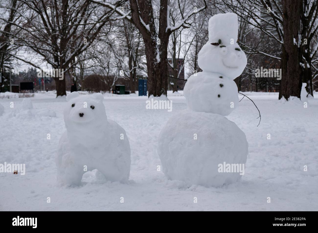 Ottawa, Canada. 17 gennaio 2021. Un pupazzo di neve con il suo cane da neve che si gode una mattina nel parco. Dopo una tempesta di neve che ha lasciato oltre 25 cm sulla capitale canadese, la città si è trasformata in un mondo di creature della neve. Credit: Meanderingemu/Alamy Live News Foto Stock