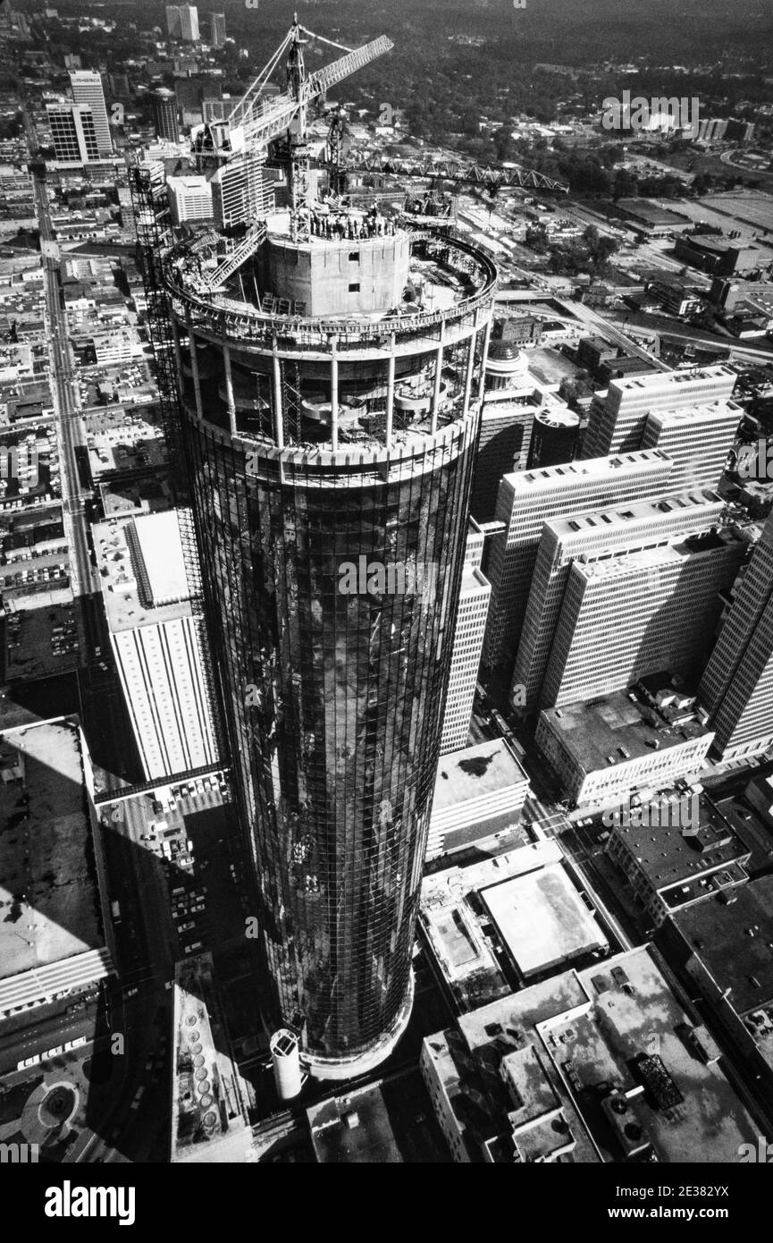 Westin Peachtree Plaza Hotel ad Atlanta, Georgia, il giorno della cerimonia di chiusura del 1975. Il Westin Peachtree Plaza, Atlanta, è un hotel di grattacieli su Peachtree Street nel centro di Atlanta, Georgia, adiacente al Peachtree Center Complex e all'ex negozio di punta di Davison/Macy con 1,073 camere. A 220.37 m (723.0 piedi) e 73 piani, un'area totale dell'edificio di 1,196,240 piedi quadrati e un diametro di 57 m (187 piedi), la torre è il quarto hotel più alto dell'emisfero occidentale e il trentesimo edificio alberghiero più alto del mondo. Foto Stock