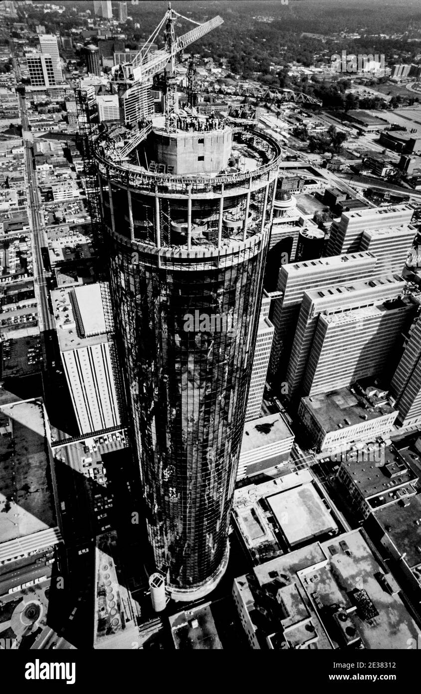 Westin Peachtree Plaza Hotel ad Atlanta, Georgia, il giorno della cerimonia di chiusura del 1975. Il Westin Peachtree Plaza, Atlanta, è un hotel di grattacieli su Peachtree Street nel centro di Atlanta, Georgia, adiacente al Peachtree Center Complex e all'ex negozio di punta di Davison/Macy con 1,073 camere. A 220.37 m (723.0 piedi) e 73 piani, un'area totale dell'edificio di 1,196,240 piedi quadrati e un diametro di 57 m (187 piedi), la torre è il quarto hotel più alto dell'emisfero occidentale e il trentesimo edificio alberghiero più alto del mondo. Foto Stock