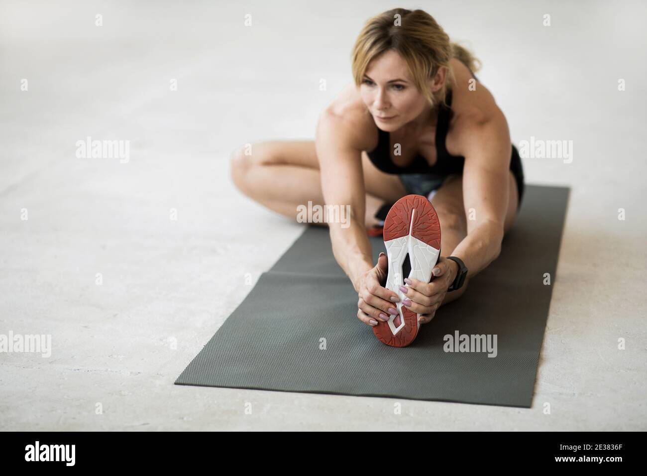 Bella modella di fitness muscolare allenatore fuori in palestra o. casa Foto Stock