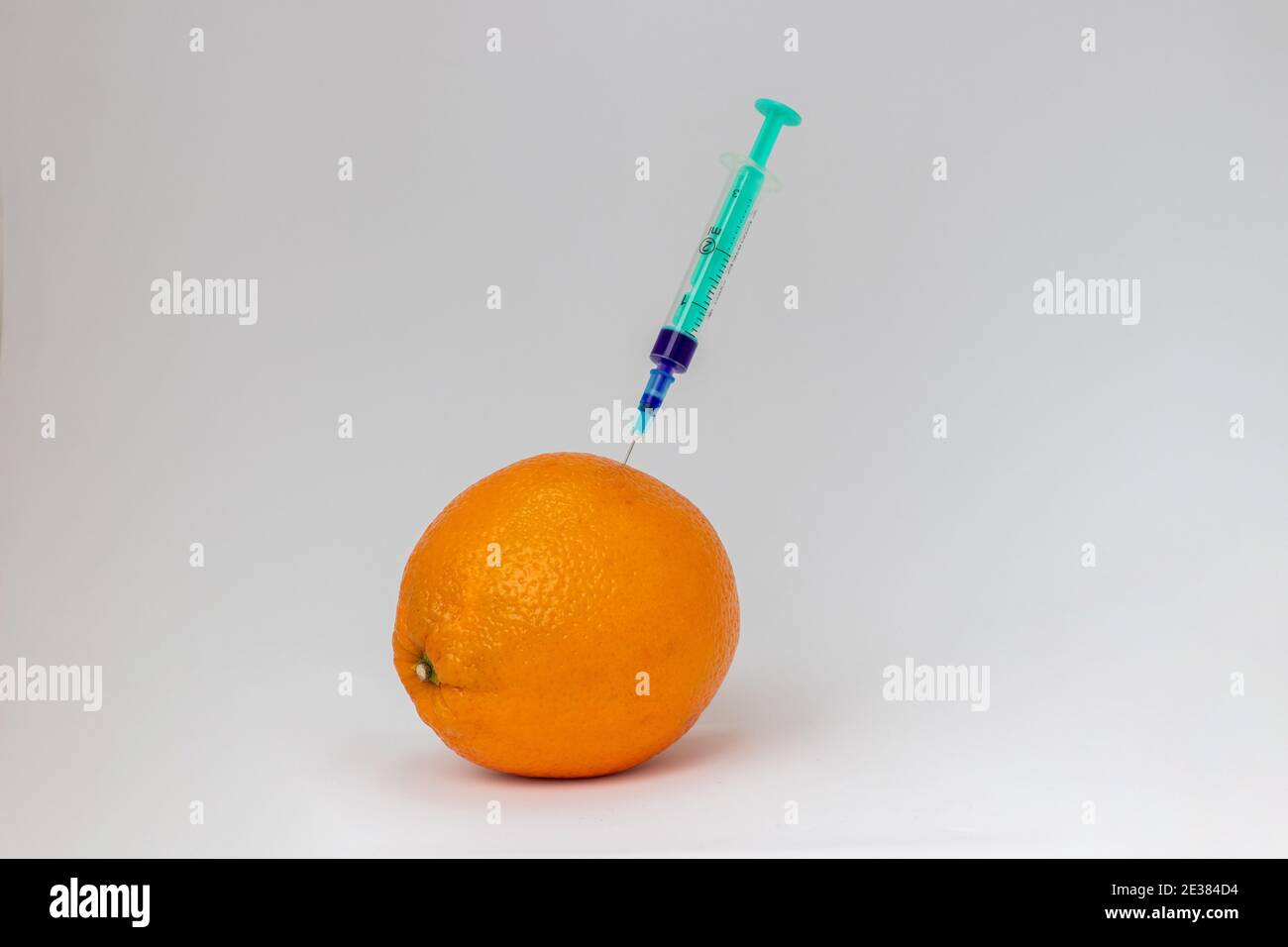 Concetto di oggetti geneticamente modificati fatto da arancio data iniezione. OGM Foto Stock