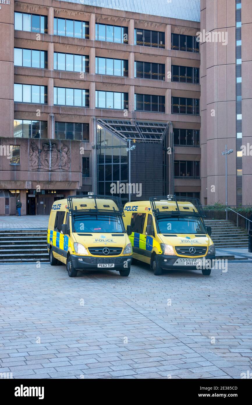 Due pulmini di polizia gialli parcheggiati di fronte al Liverpool tribunale Foto Stock