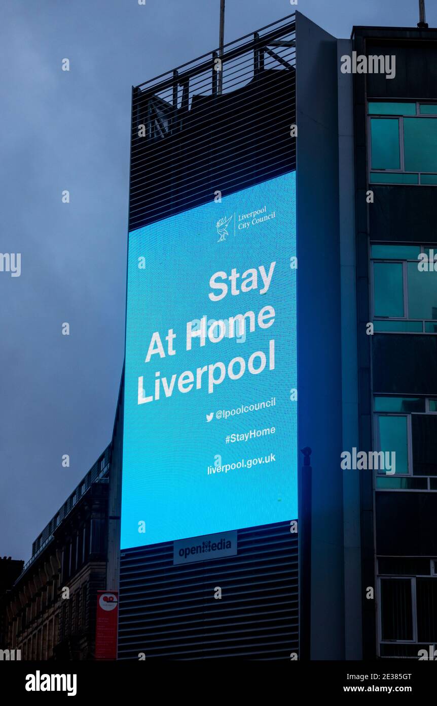 Cartello di avvertimento del consiglio comunale di Liverpool per rimanere a casa Foto Stock