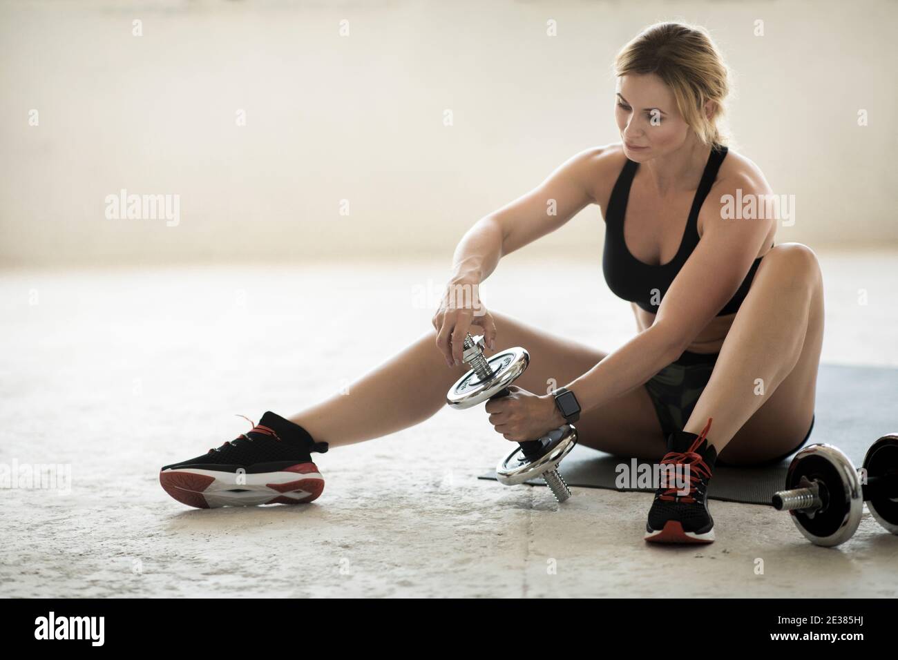 Esercizi di allenamento e di braccio durante covid-19 blocco a casa o. palestra Foto Stock