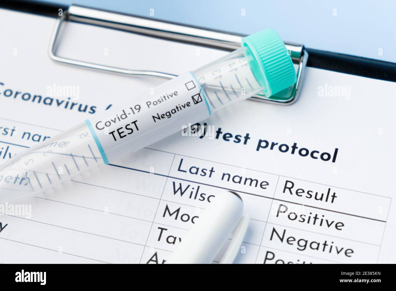 Primo piano provetta per test covid-19 negativa e protocollo di test medico. Foto Stock