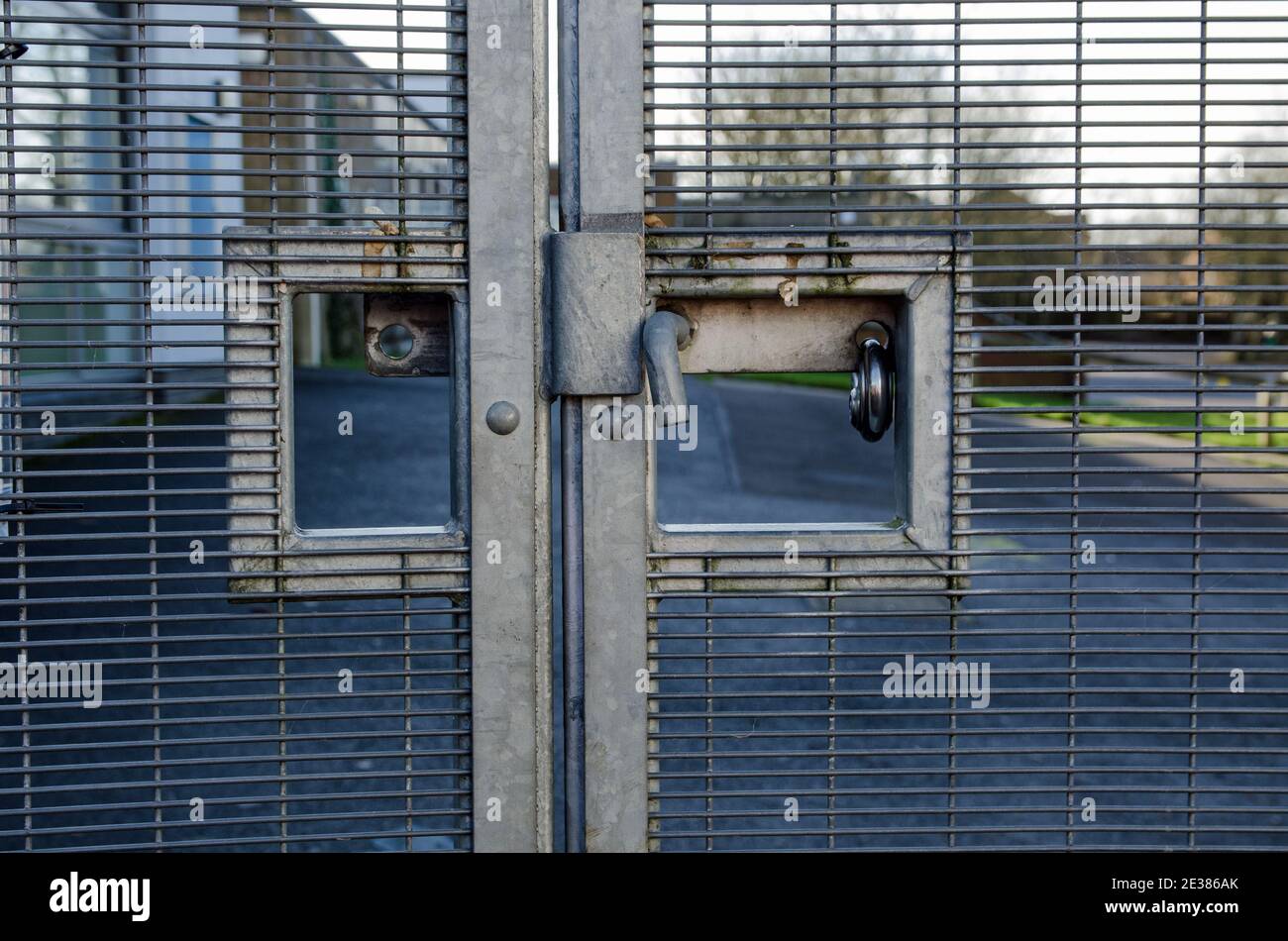 Cancelli chiusi e bloccati con un lucchetto. Foto Stock