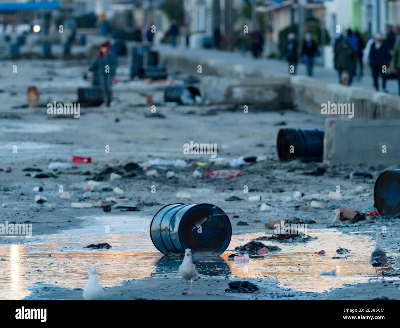 Immondizia dalle onde grandi e dall'alta marea senza pianificazione lungo lo Strand, Mission Beach, San Diego, California, Stati Uniti Foto Stock