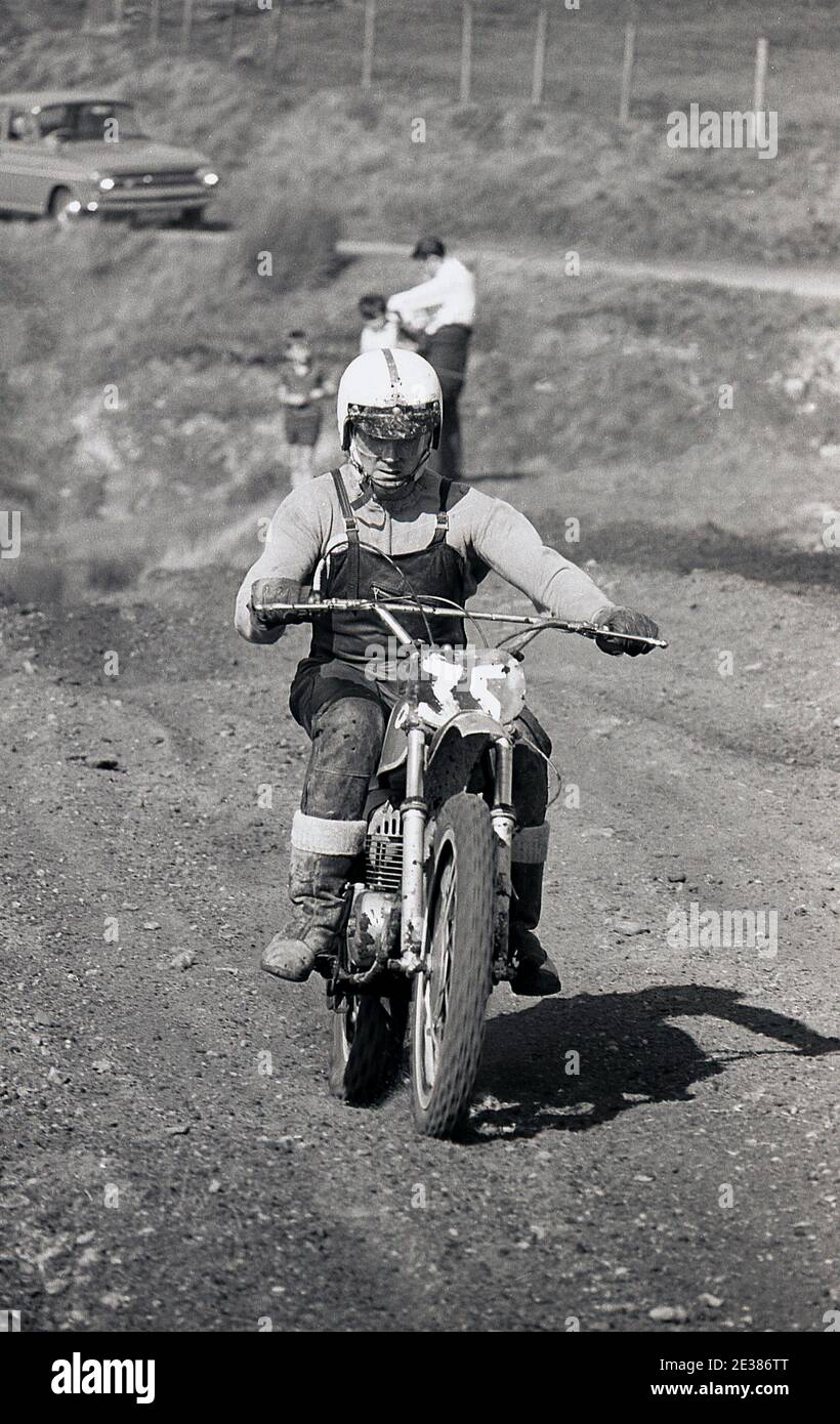 Anni '70, storico, moto scramble, un concorrente che cavalca la sua moto su terreno accidentato in un evento di scrambling, Inghilterra, Regno Unito. Lo sport motoristico di scrambling era popolare negli anni '50 fino agli anni '70. Foto Stock