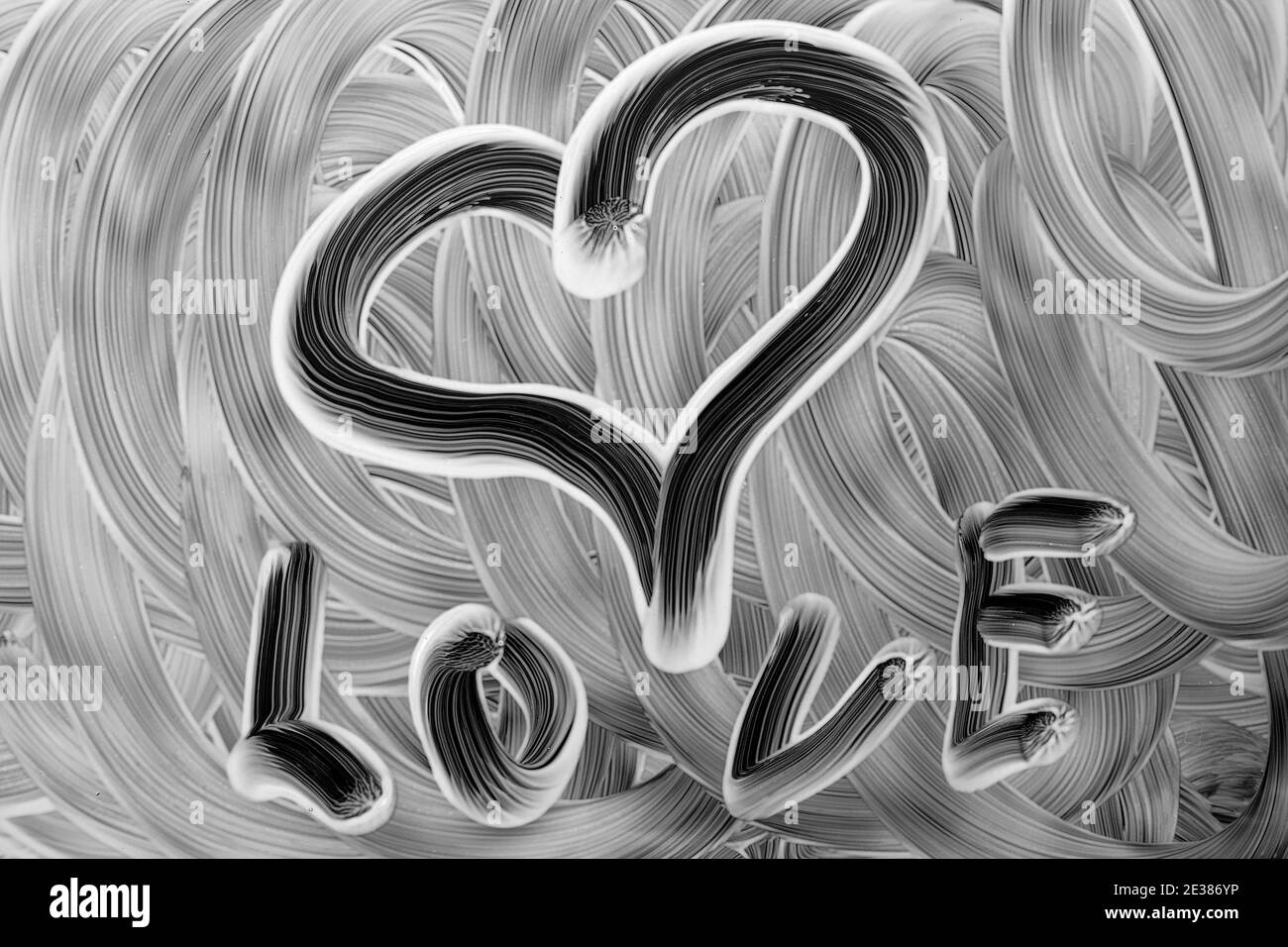Disegnare un cuore e l'iscrizione amore sul vetro verniciato verde. Primo piano Foto Stock