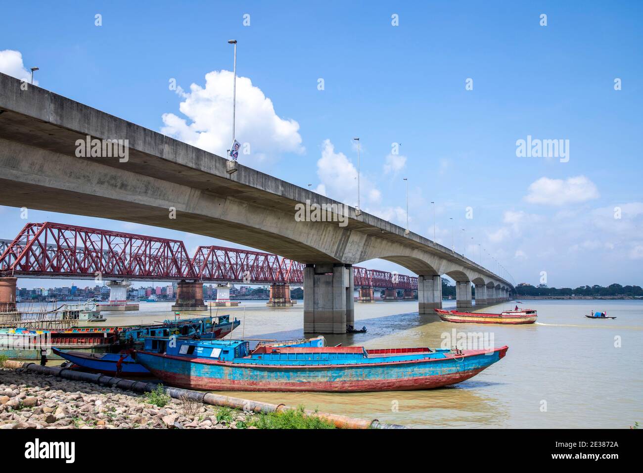 Il Syed Nazrul Islam Bridge e la ferrovia di Bhairab ponti sul fiume Meghna, Bangladesh. Foto Stock