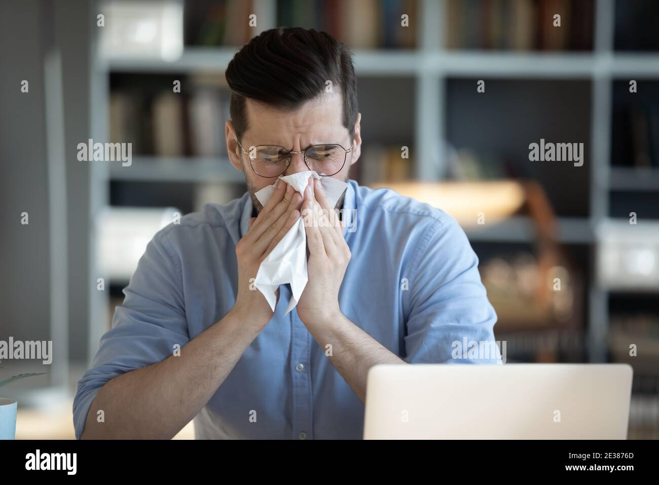 Ammalato millenario infelice uomo d'affari che soffre di allergia stagionale. Foto Stock