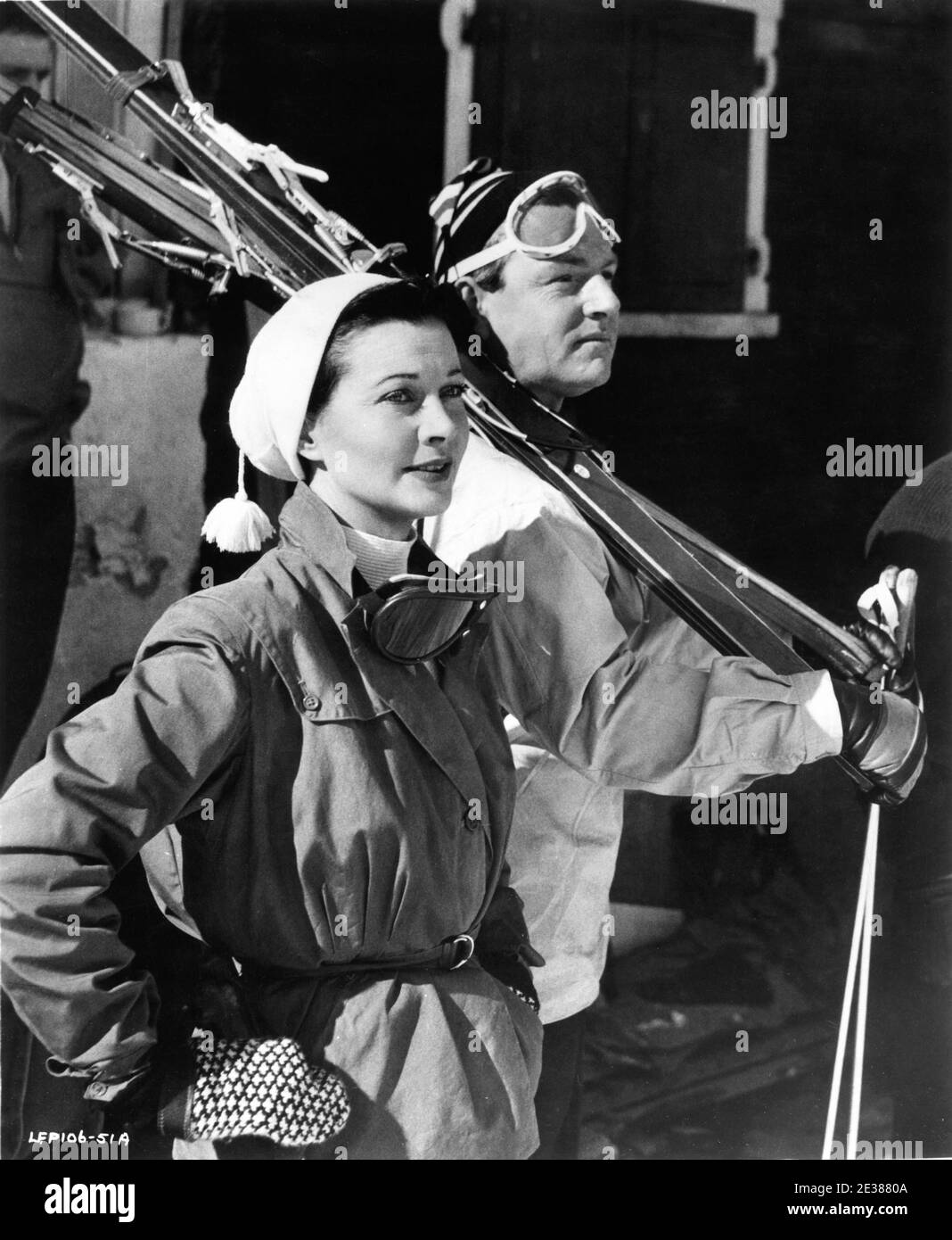 VIVIEN LEIGH e KENNETH PIÙ in abiti da sci in DEEP BLUE SEA 1955 regista ANATOLE LITVAK riproduzione / sceneggiatura Terence Rattigan London Film Productions / Twentieth Century Fox Foto Stock