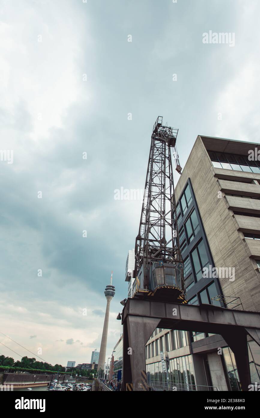 DUSSELDORF, GERMANIA - Giugno, 2017: Vista su Medienhafen, il Porto di Media e la Via Am Handelshafen, gli uffici e gli edifici di appartamenti Foto Stock