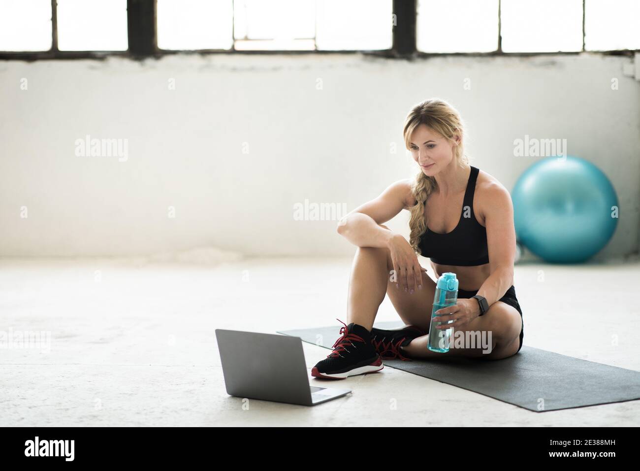 Comunicazione con i seguaci, formazione online a casa o in palestra su auto-isolamento Foto Stock