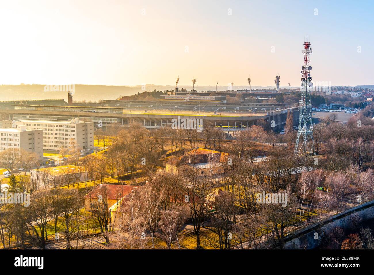 Grande Stadio Strahov a Praga. Lo stadio più grande del mondo. Vista dalla torre panoramica Petrin Repubblica Ceca Foto Stock