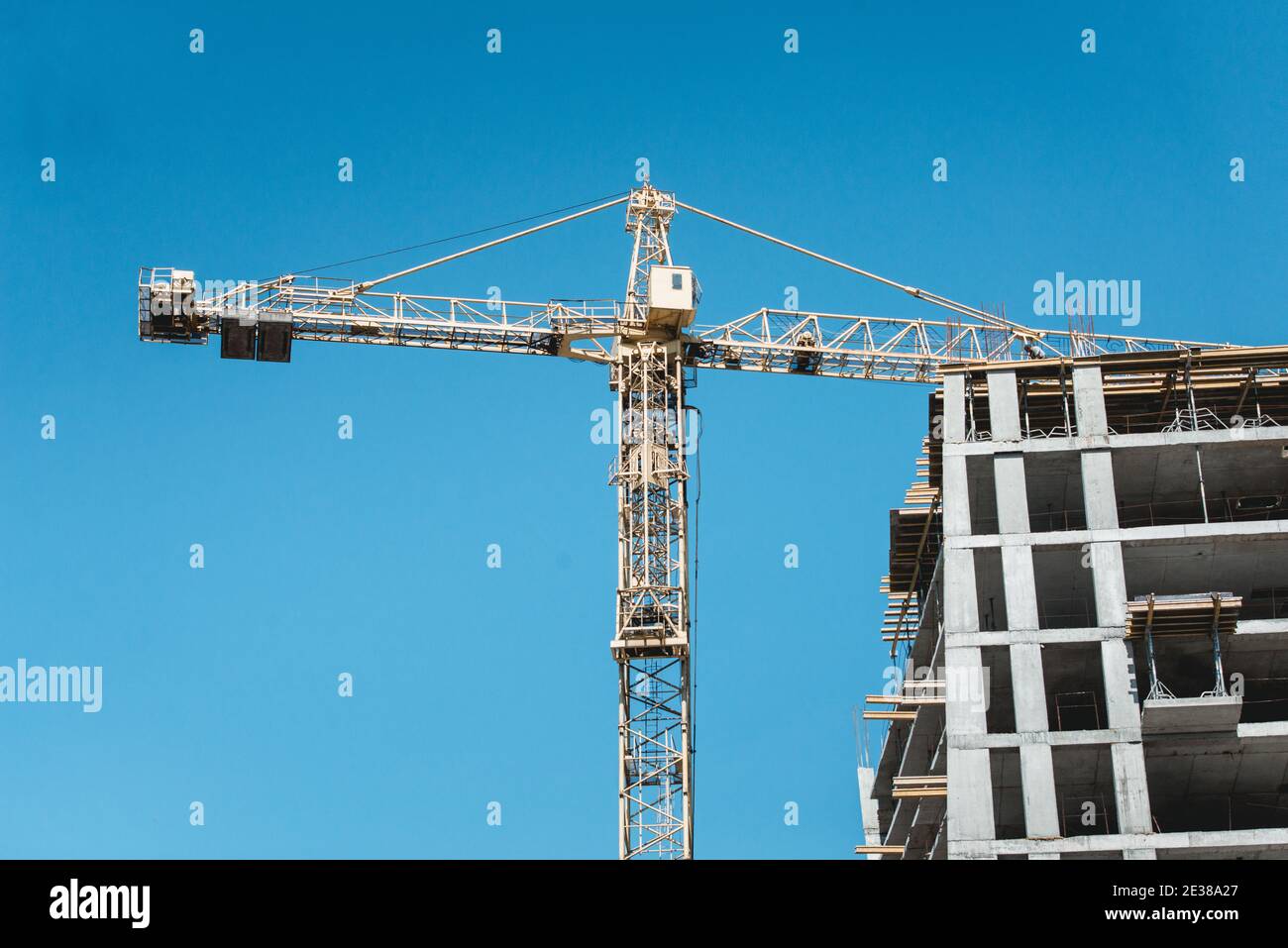 Profilati in acciaio di un edificio in costruzione, con gru a torre Foto Stock