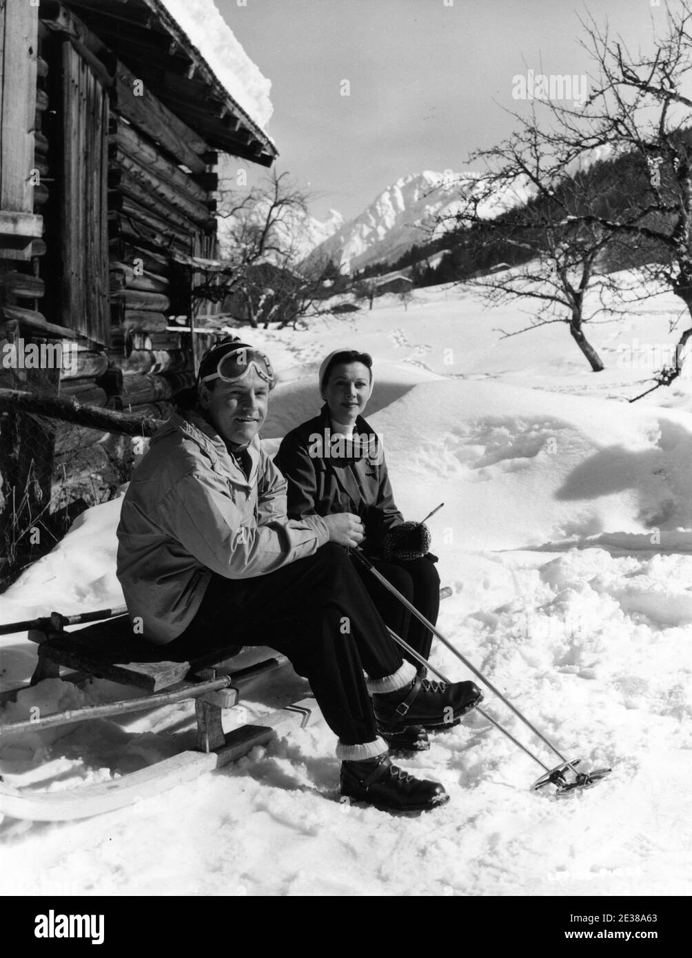 KENNETH MORE e VIVIEN LEIGH in abiti da sci sul set Location codid vicino Klosters in Svizzera durante le riprese DEL DEEP BLUE SEA 1955 regista ANATOLE LITVAK riproduzione / sceneggiatura Terence Rattigan London Film Productions / Twentieth Century Fox Foto Stock