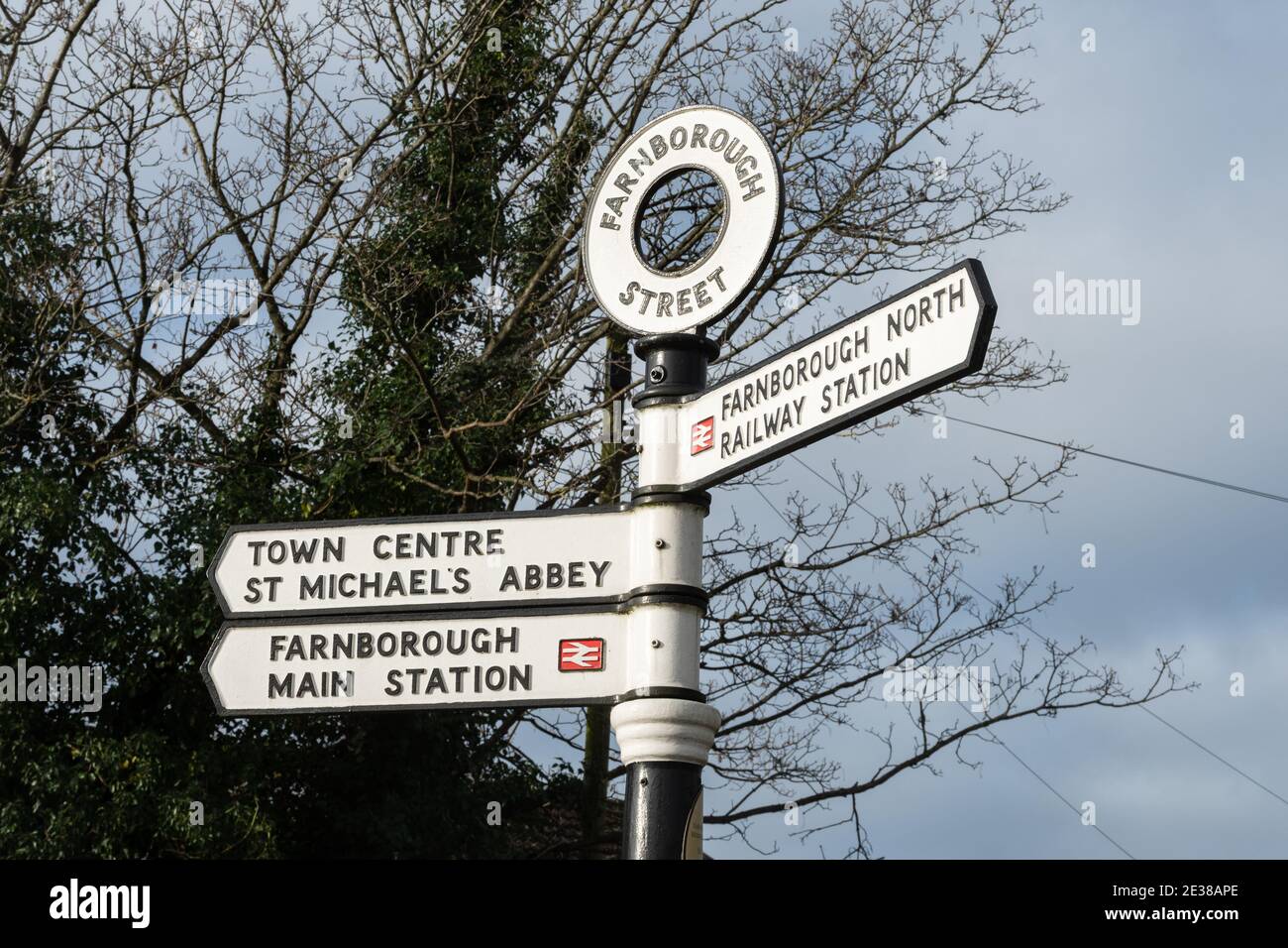 Segnaletica (segnaletica stradale) che fornisce indicazioni per il centro e la stazione di Farnborough, Hampshire, Inghilterra, Regno Unito Foto Stock