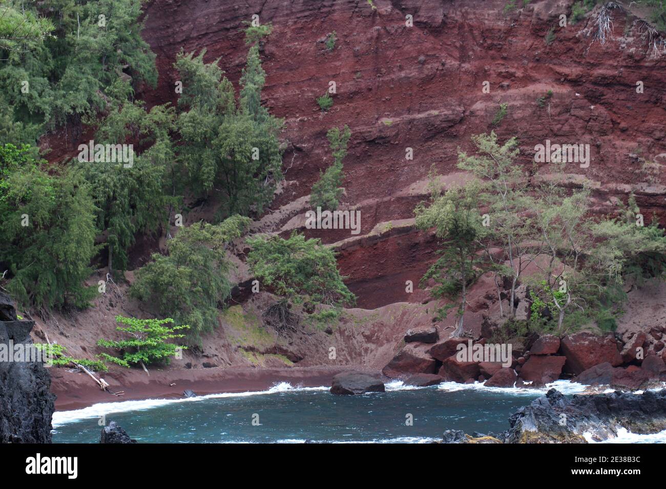 Kaihalulu Bay, la Red Sand Beach, una baia rossa che incontra l'Oceano Pacifico a Hana, Maui, Hawaii, USA Foto Stock