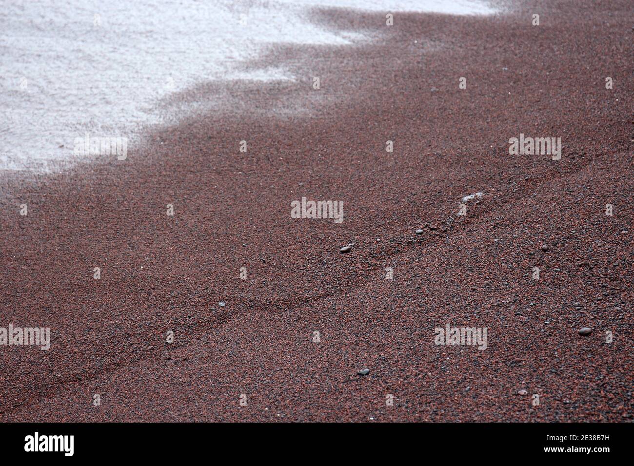 Primo piano di sabbia rossa e nera a Kaihalulu Bay, Hana, Maui, Hawaii, USA Foto Stock