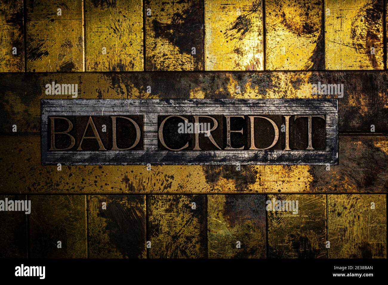 Bad credito testo su vintage textured grunge rame e oro sfondo Foto Stock