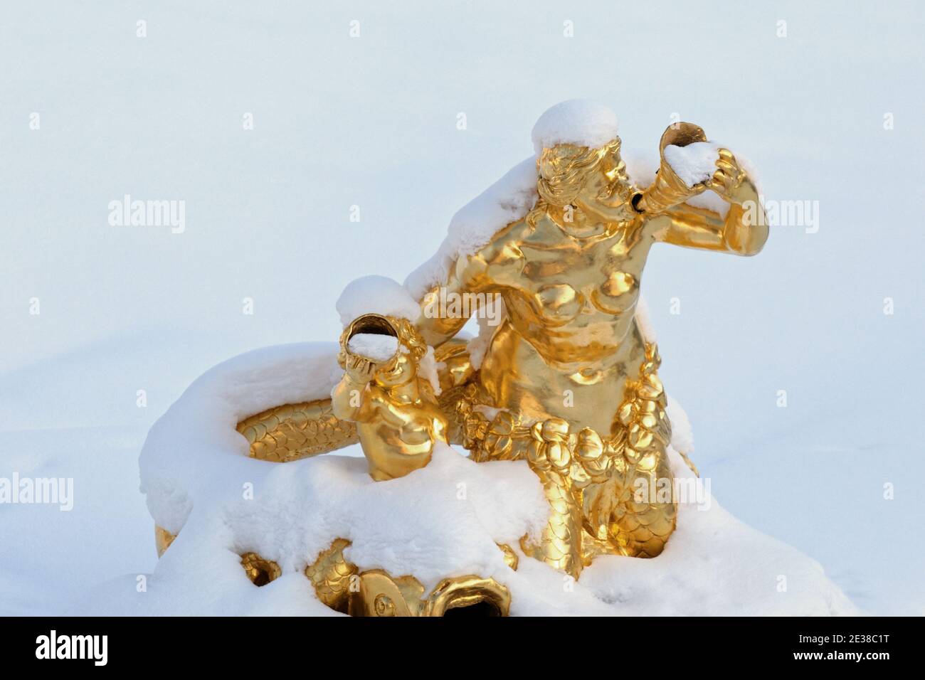 Statua dorata della Grande Cascata di Peterhof, San Pietroburgo, Russia, sotto la neve in una soleggiata giornata invernale Foto Stock