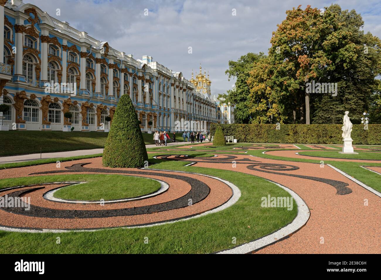 Persone che camminano di fronte al Palazzo di Caterina nel parco di Caterina, Tsarskoe Selo, Pushkin città vicino a San Pietroburgo, Russia Foto Stock