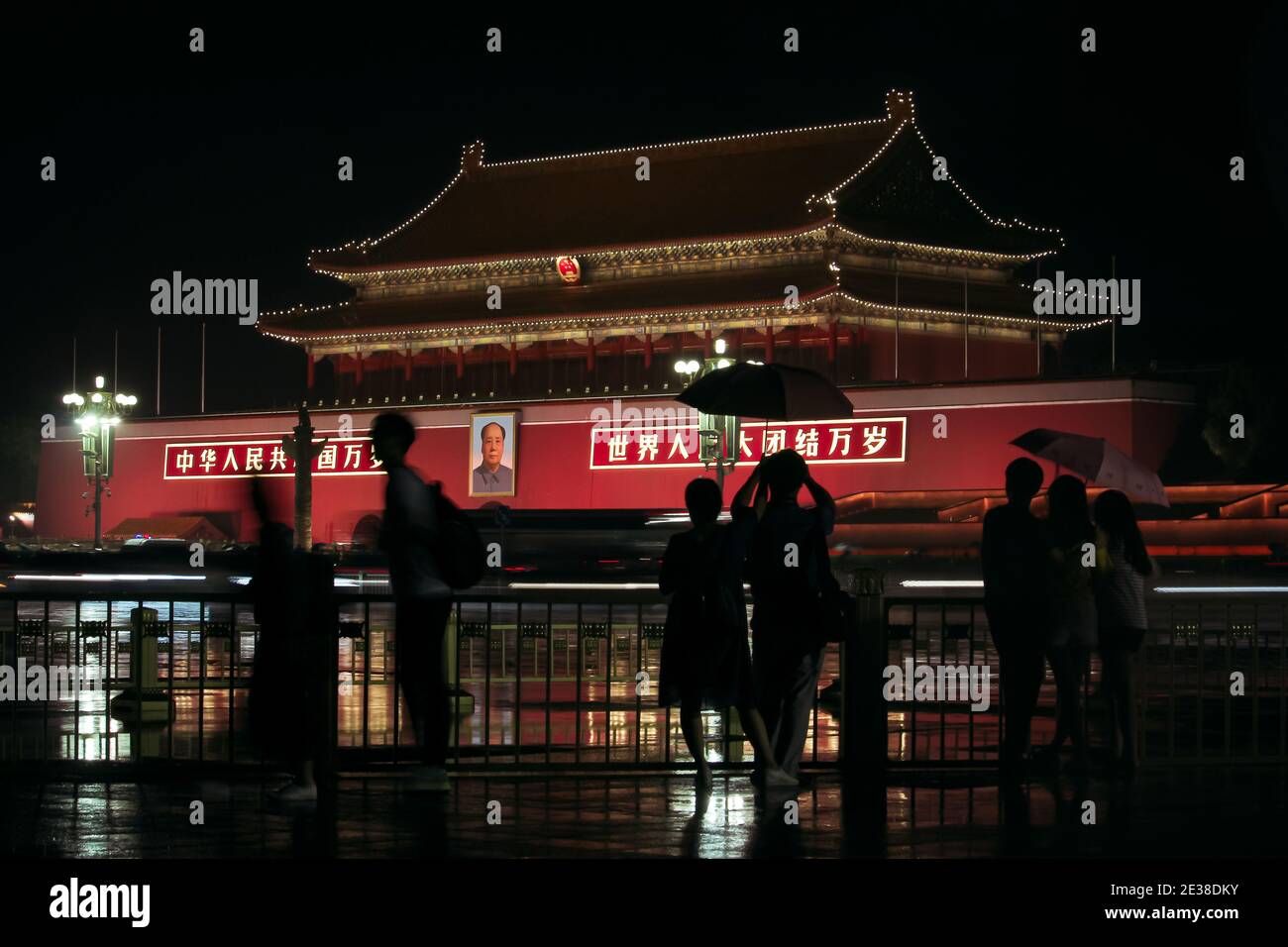 PECHINO, CINA - 22 AGOSTO 2017; Silhouette di gruppo di persone che si trovano di fronte alla porta della pace celeste nel centro della città di Pechino di notte. Foto Stock