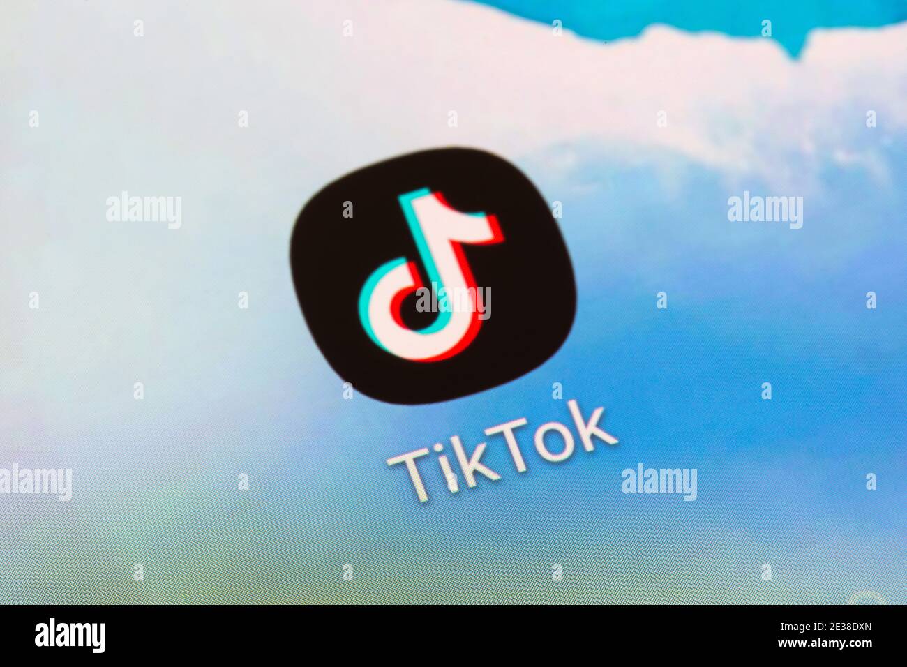Un primo piano del logo dell'app per il cinese TikTok servizio di social network per la condivisione di video su un telefono cellulare schermo dello smartphone Foto Stock