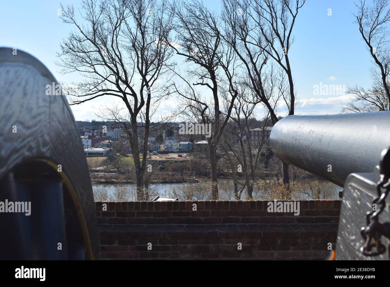 Una vista dal cannone che guarda sul fiume James al castello di Chatham. Foto Stock