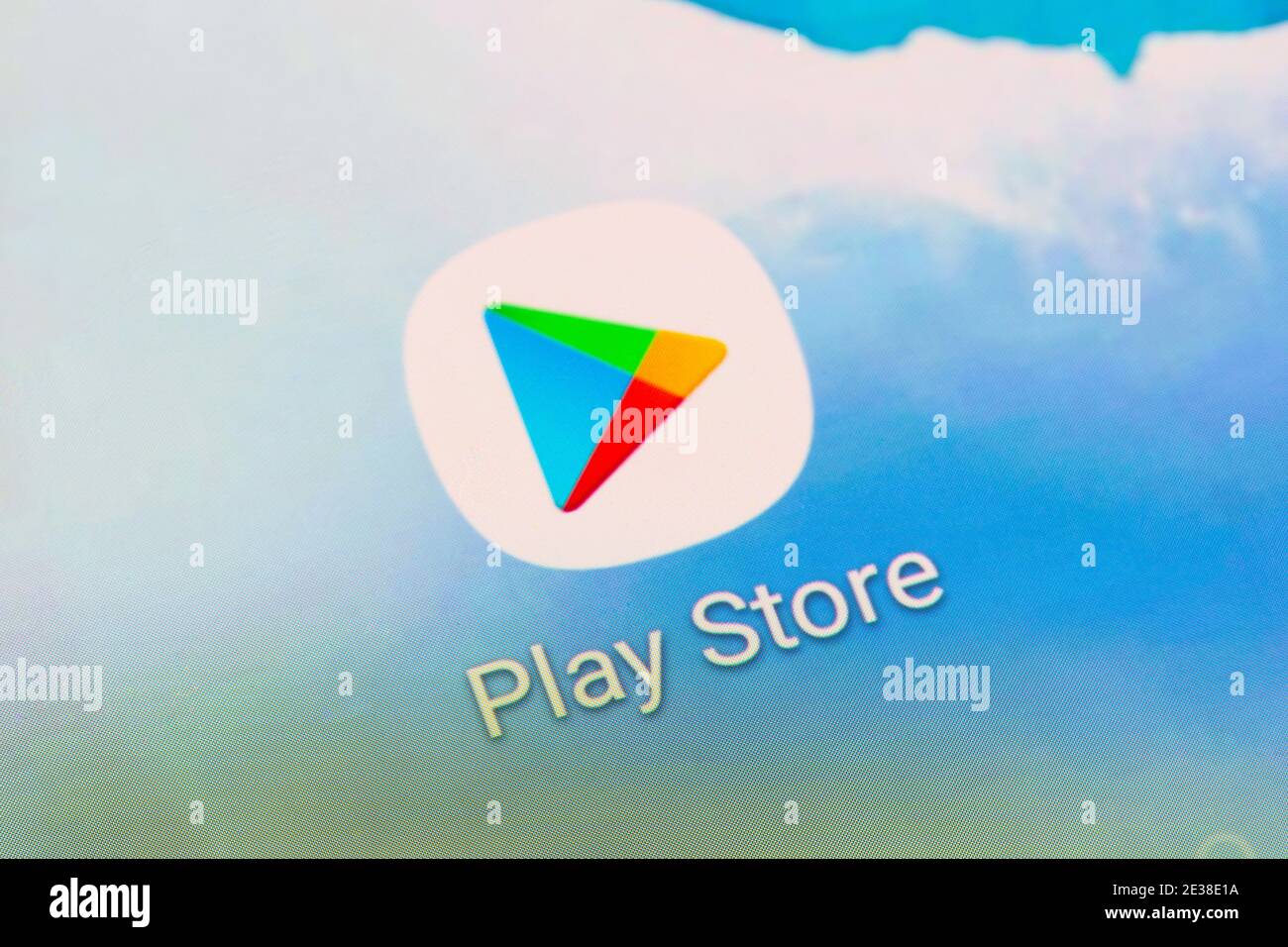 Un primo piano del logo dell'app per Google Play, precedentemente Android Market, servizio di distribuzione digitale per le applicazioni sullo schermo di uno smartphone Foto Stock