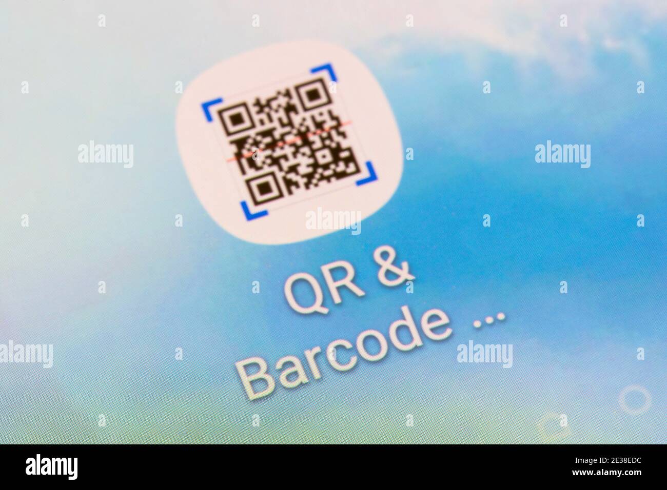 Un'analisi dell'applicazione QR & Barcode, per la scansione di codici a barre o di codici a barre grafici 2D, sullo schermo di uno smartphone Foto Stock