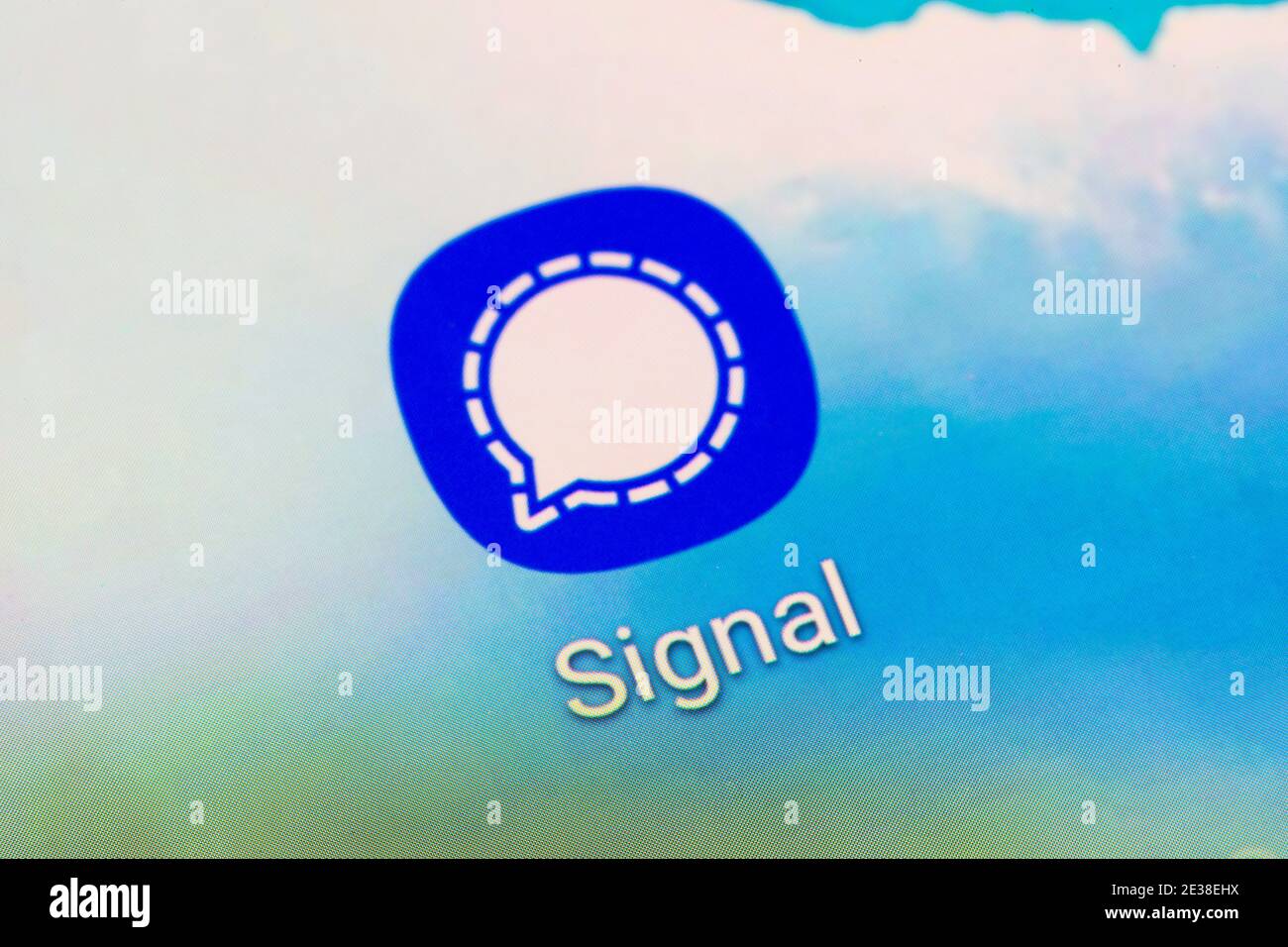 Un primo piano del logo dell'applicazione per l'applicazione Signal Private Messenger, da parte di Signal Foundation, sullo schermo di uno smartphone Foto Stock