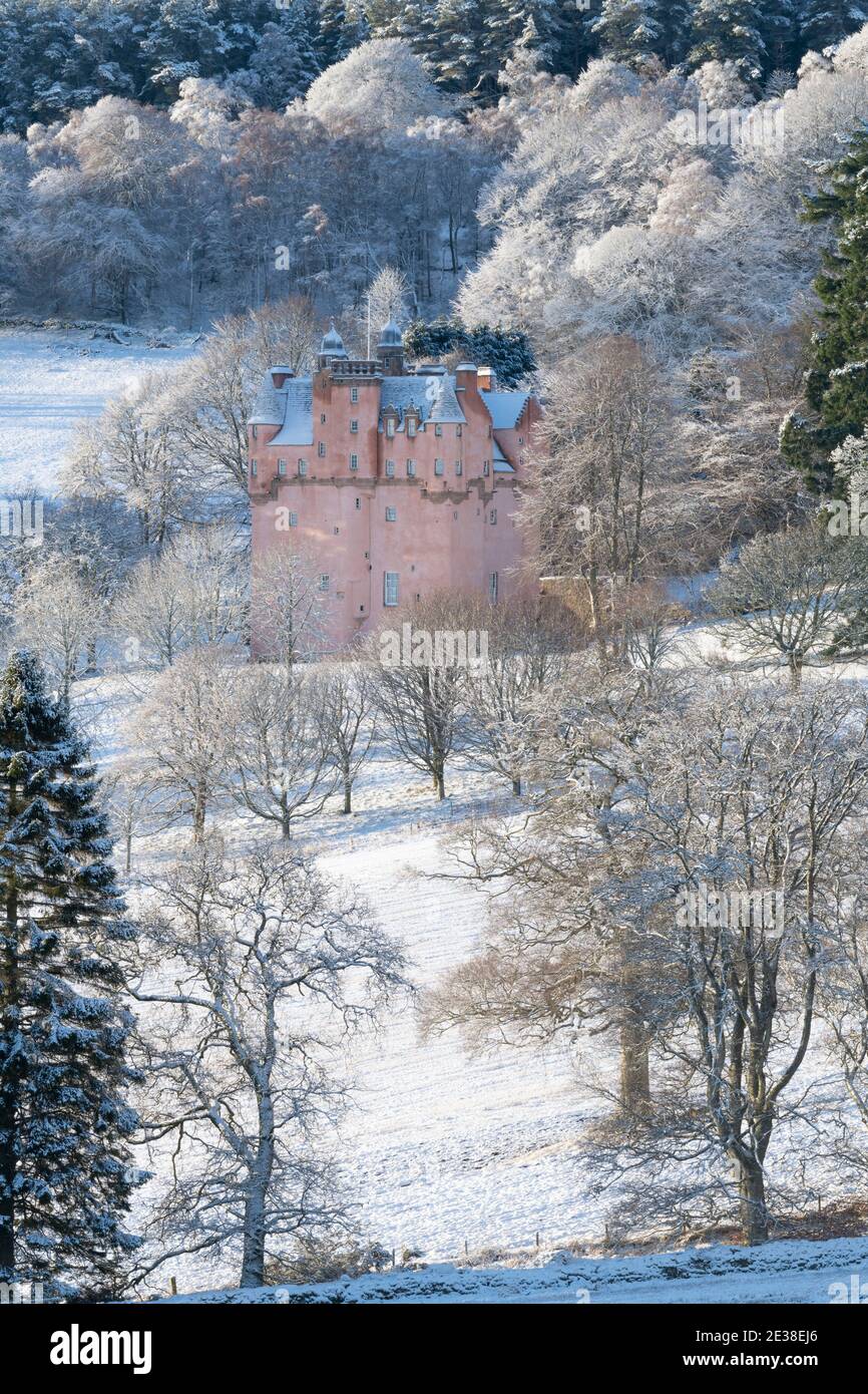 Una scena invernale innevata con Craigievar Castle ad Aberdeenshire Foto Stock