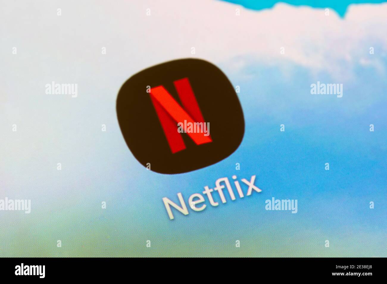 Un primo piano del logo dell'app Netflix - Netflix, Inc. È una piattaforma di contenuti e una società di produzione americana su uno schermo per smartphone Foto Stock
