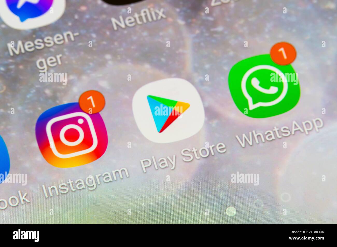 Un primo piano delle applicazioni Instagram, Google Play Store e WhatsApp che mostra il simbolo di notifica sullo schermo di uno smartphone/telefono cellulare Foto Stock