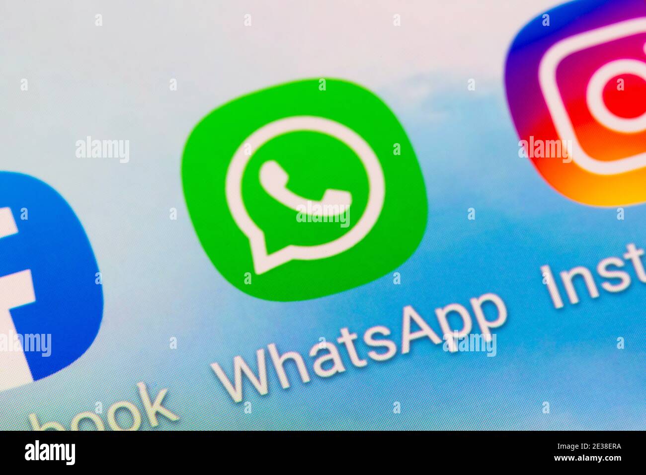 Un trio di app di proprietà di Facebook - Facebook, WhatsApp e Instagram. Un primo piano delle applicazioni sullo schermo di uno smartphone Foto Stock