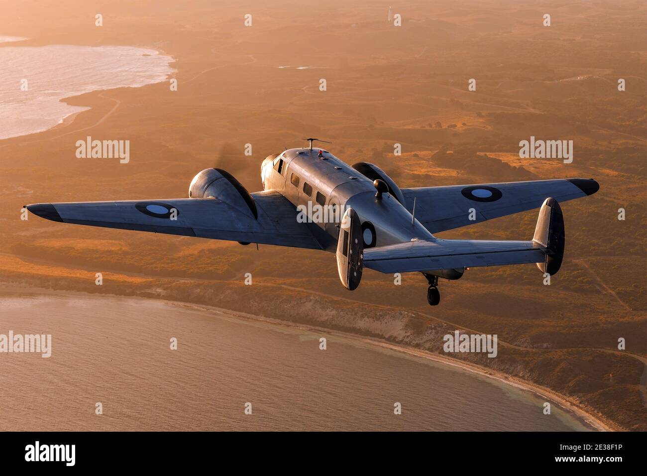 Un ritratto aria-aria (A2A) di un aereo Faggio 18 Expeditor del 1940 in volo. Foto Stock