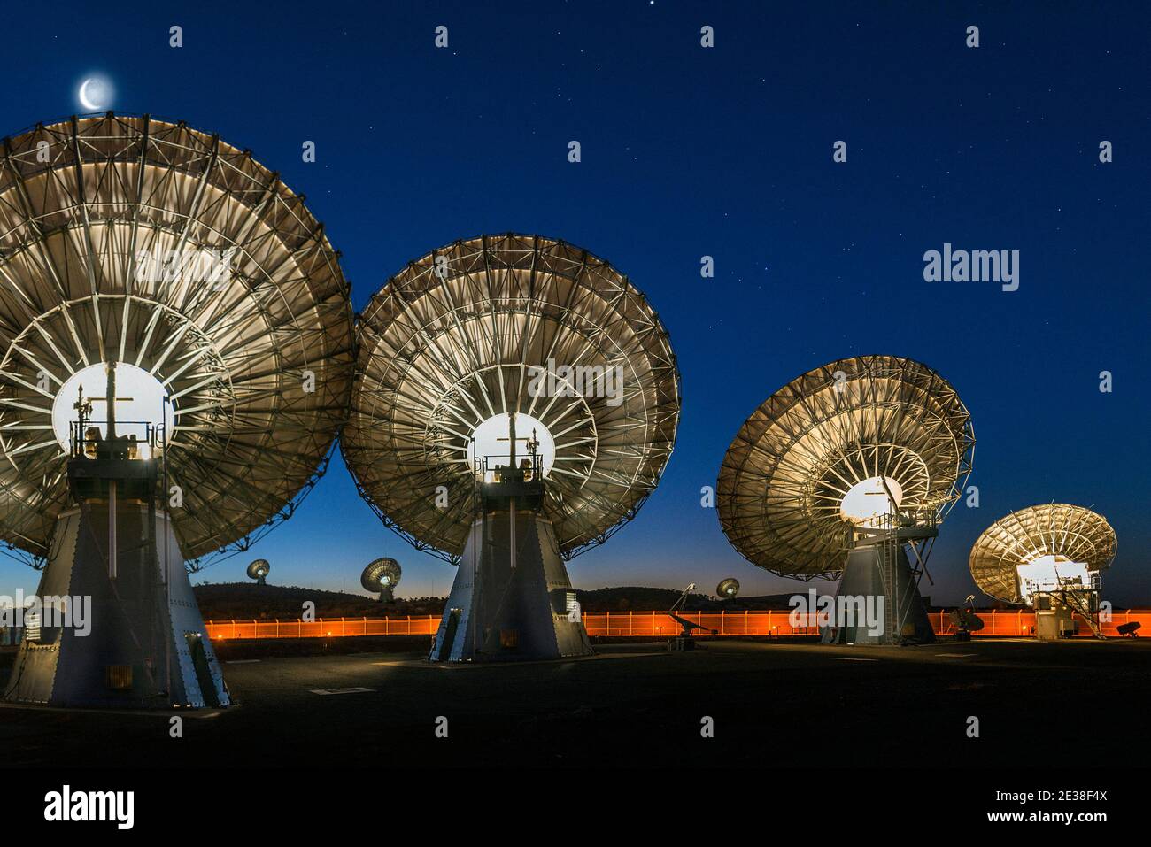 Grandi antenne per telecomunicazioni e tracciamento satellitare di notte, di fronte alla luna e alle stelle. Foto Stock